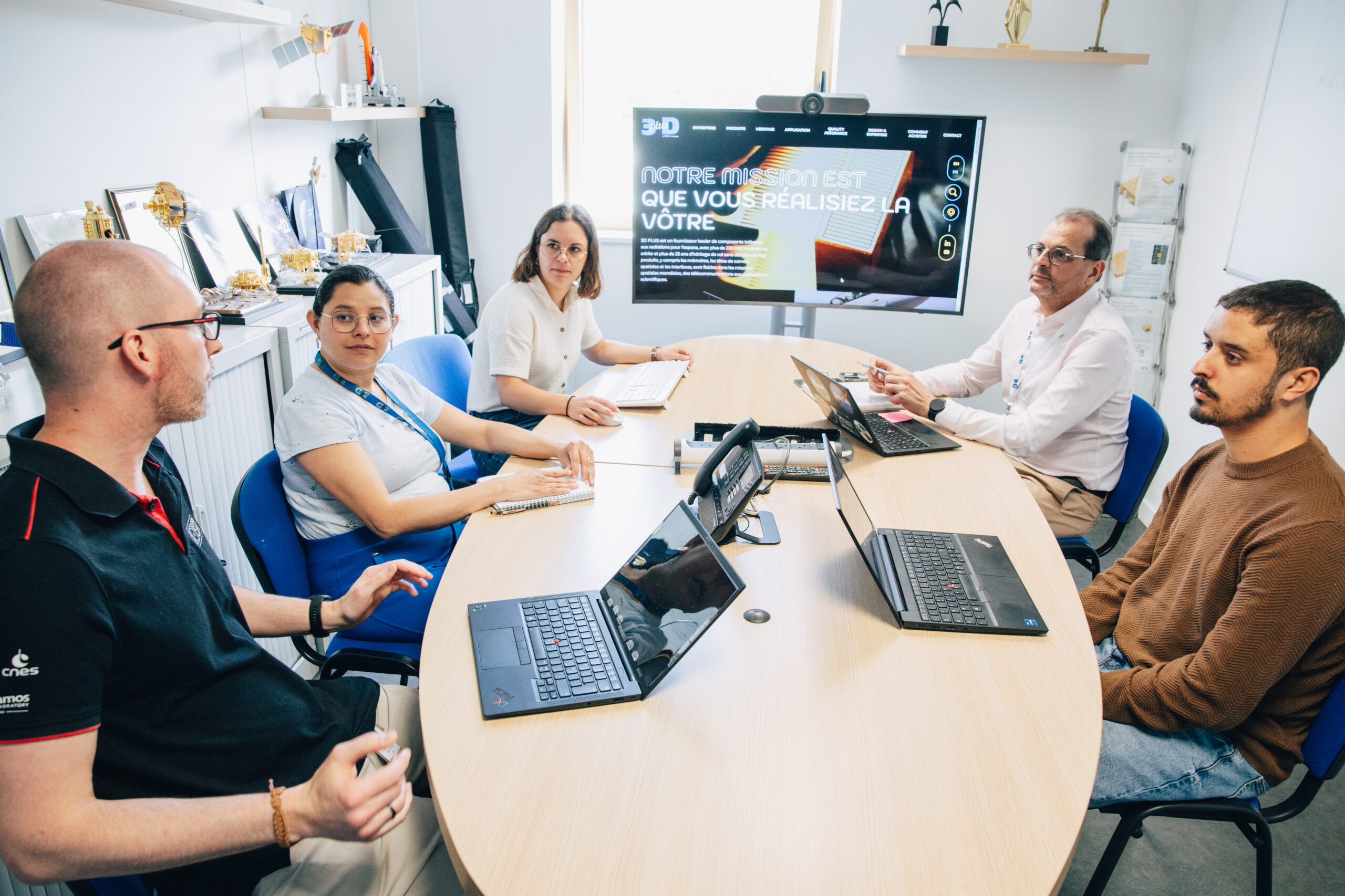 3D PLUS photo of the marketing team in a meeting